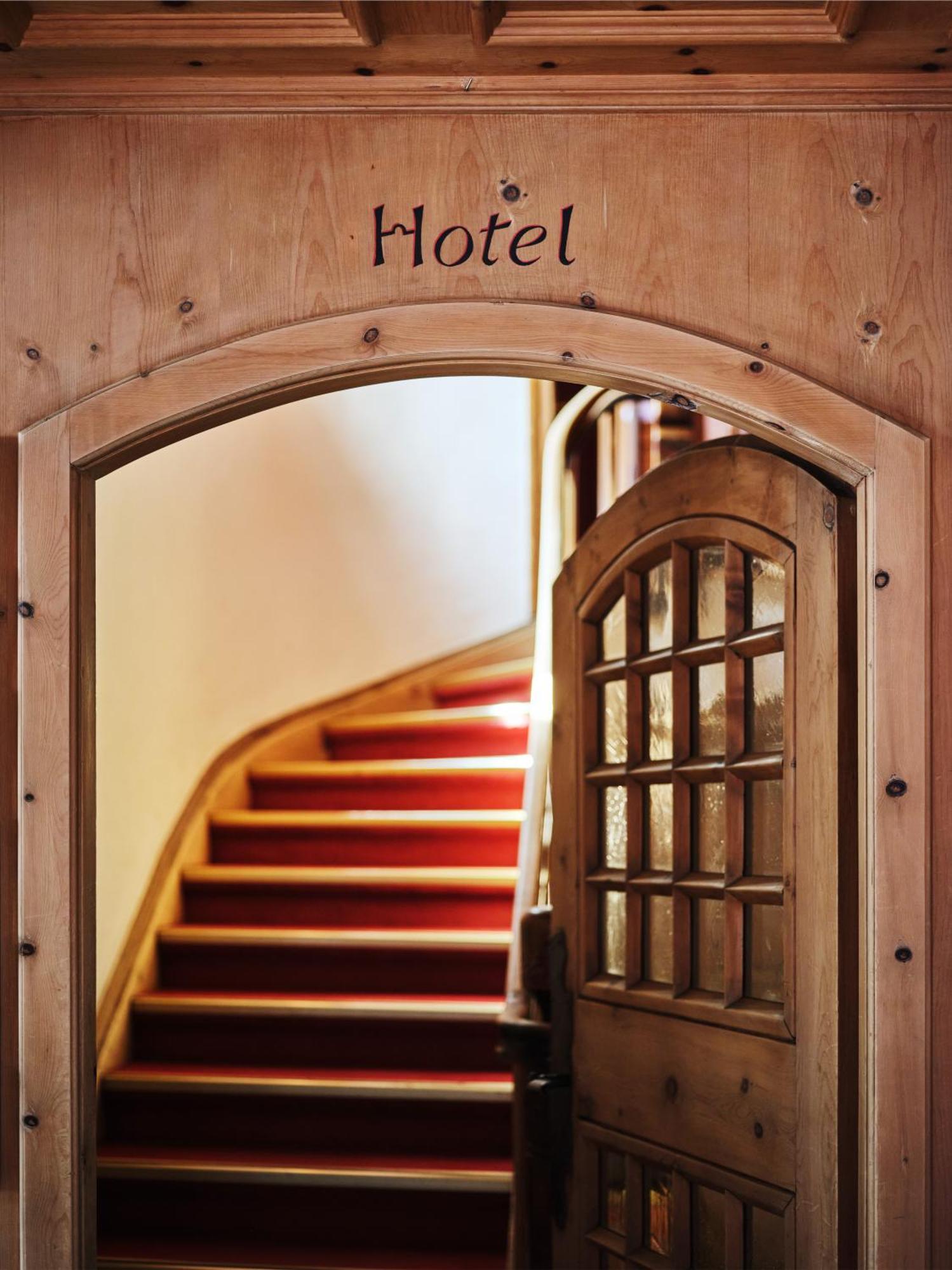 Hotel Chesa Grischuna โคลสเตอร์ ภายนอก รูปภาพ