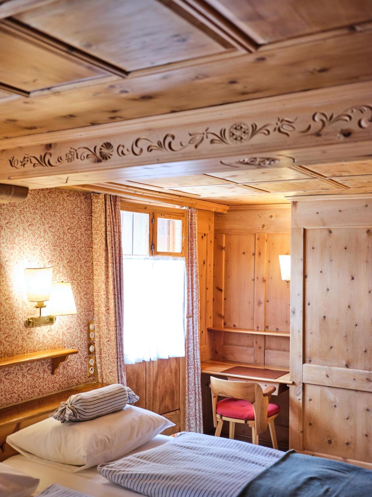Hotel Chesa Grischuna โคลสเตอร์ ภายนอก รูปภาพ