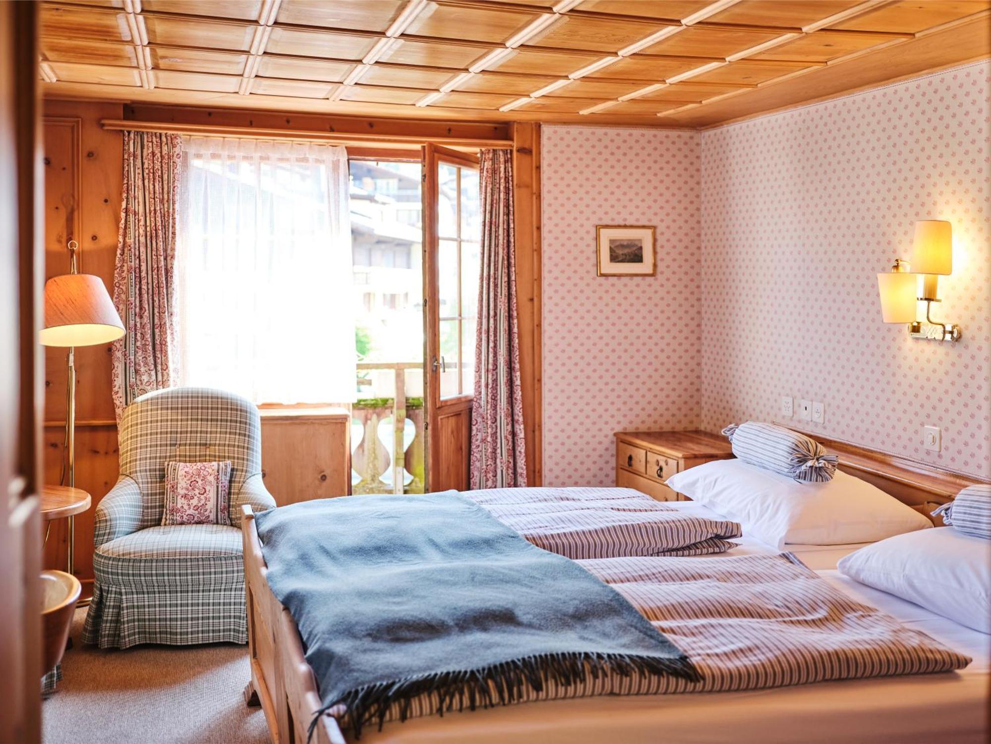 Hotel Chesa Grischuna โคลสเตอร์ ภายนอก รูปภาพ
