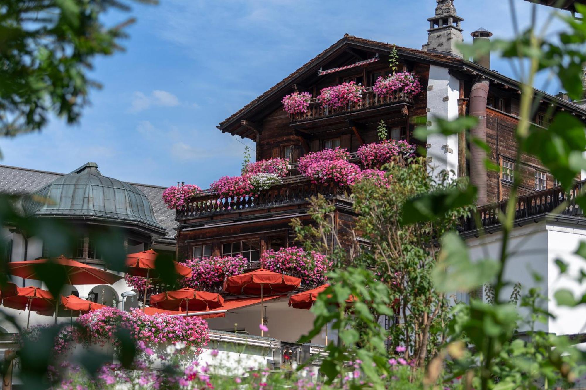 Hotel Chesa Grischuna โคลสเตอร์ ภายนอก รูปภาพ