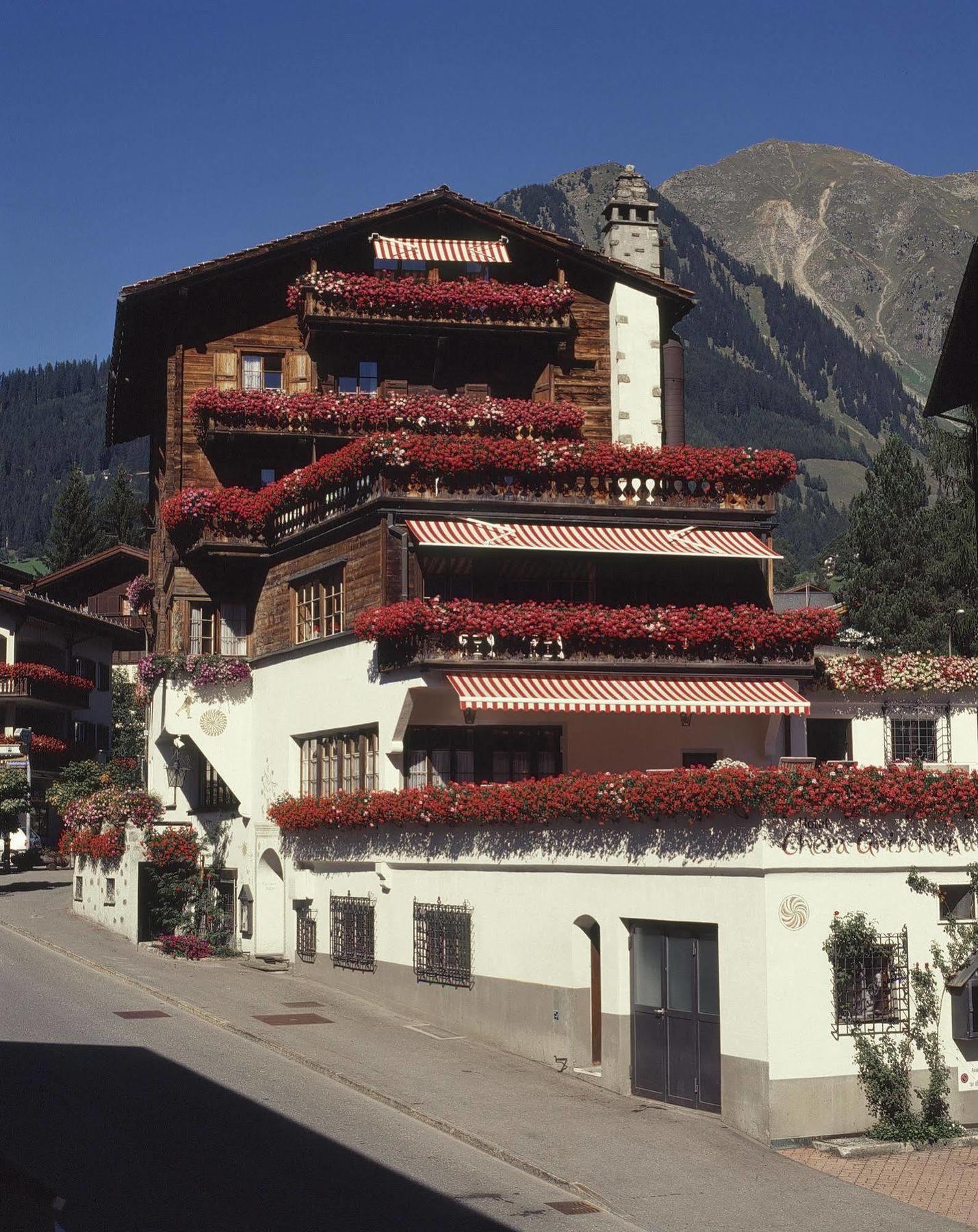 Hotel Chesa Grischuna โคลสเตอร์ ภายนอก รูปภาพ